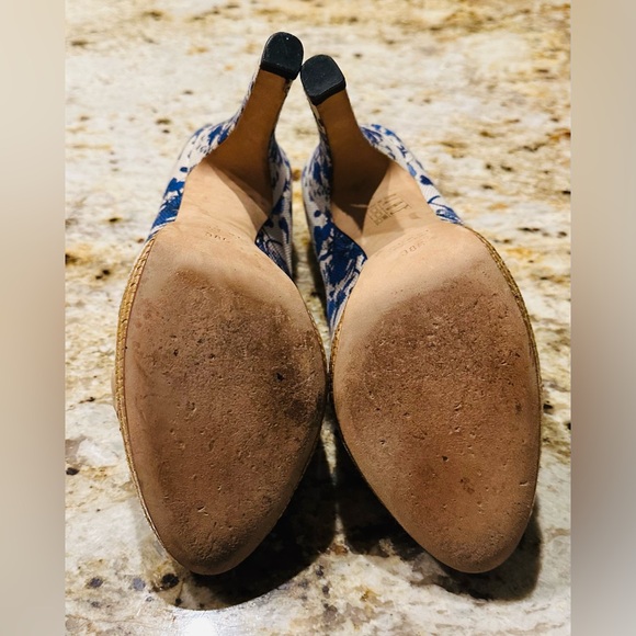 Gucci White/Blue Floral Print Canvas
Horsebit Peep Toe Platform Size 38. - Picture 5 of 5